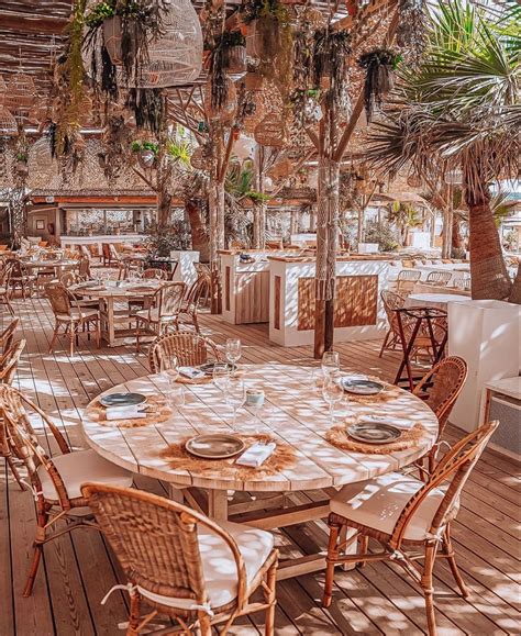 st tropez beach restaurants.